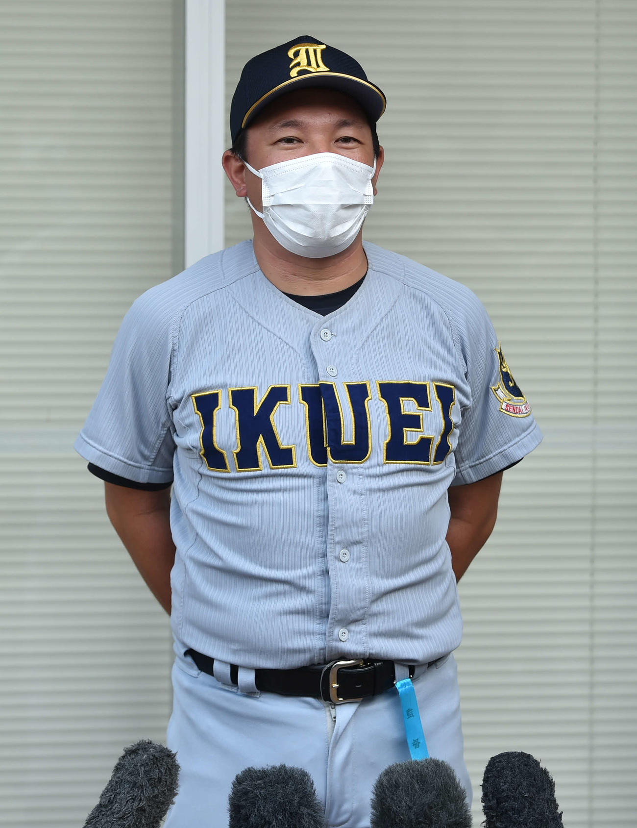 登米総合産対仙台育英　報道陣の取材に応じる仙台育英・須江監督（撮影・相沢孔志）