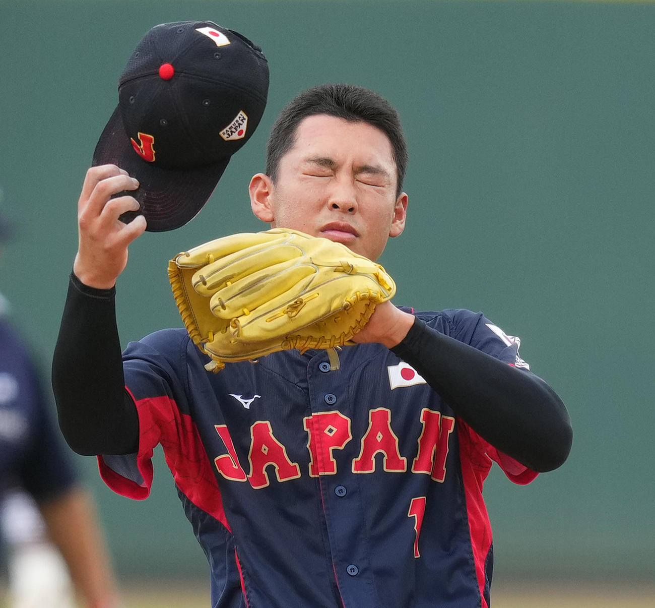 日本対韓国　1回、失点しマウンドで汗を拭う日本先発の山田（撮影・菅敏）