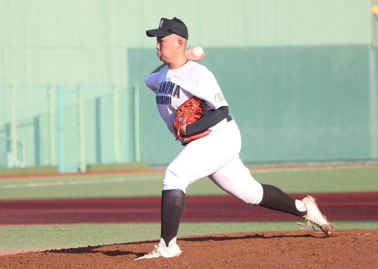 佐野日大対鹿沼南・今市　先発した鹿沼南・今市の斎藤は、1球ごとに投球フォームが変わる（撮影・阿部泰斉）