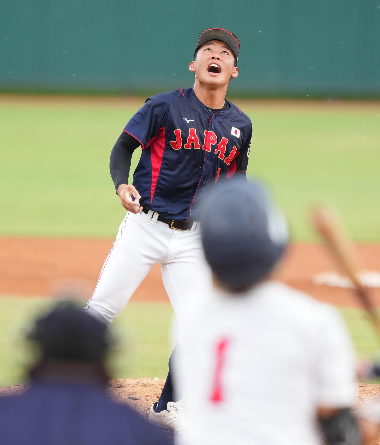 日本対米国　2回裏米国2死満塁、コジール（手前）を中飛に仕留め叫ぶ山田（撮影・菅敏）