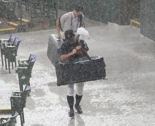 日本対米国　サスペンデッドゲームになり、雨の中引き揚げる選手たち（撮影・菅敏）