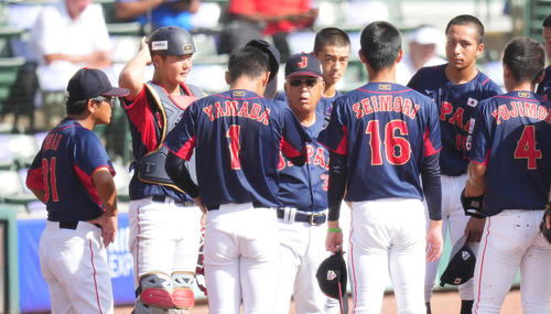 日本対米国　5回の守備を終えた選手に話し掛ける馬淵監督（中央）（撮影・菅敏）