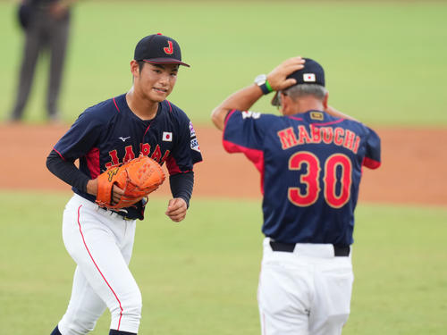 日本対米国　2回途中、降板する森本。手前は馬淵監督（撮影・菅敏）