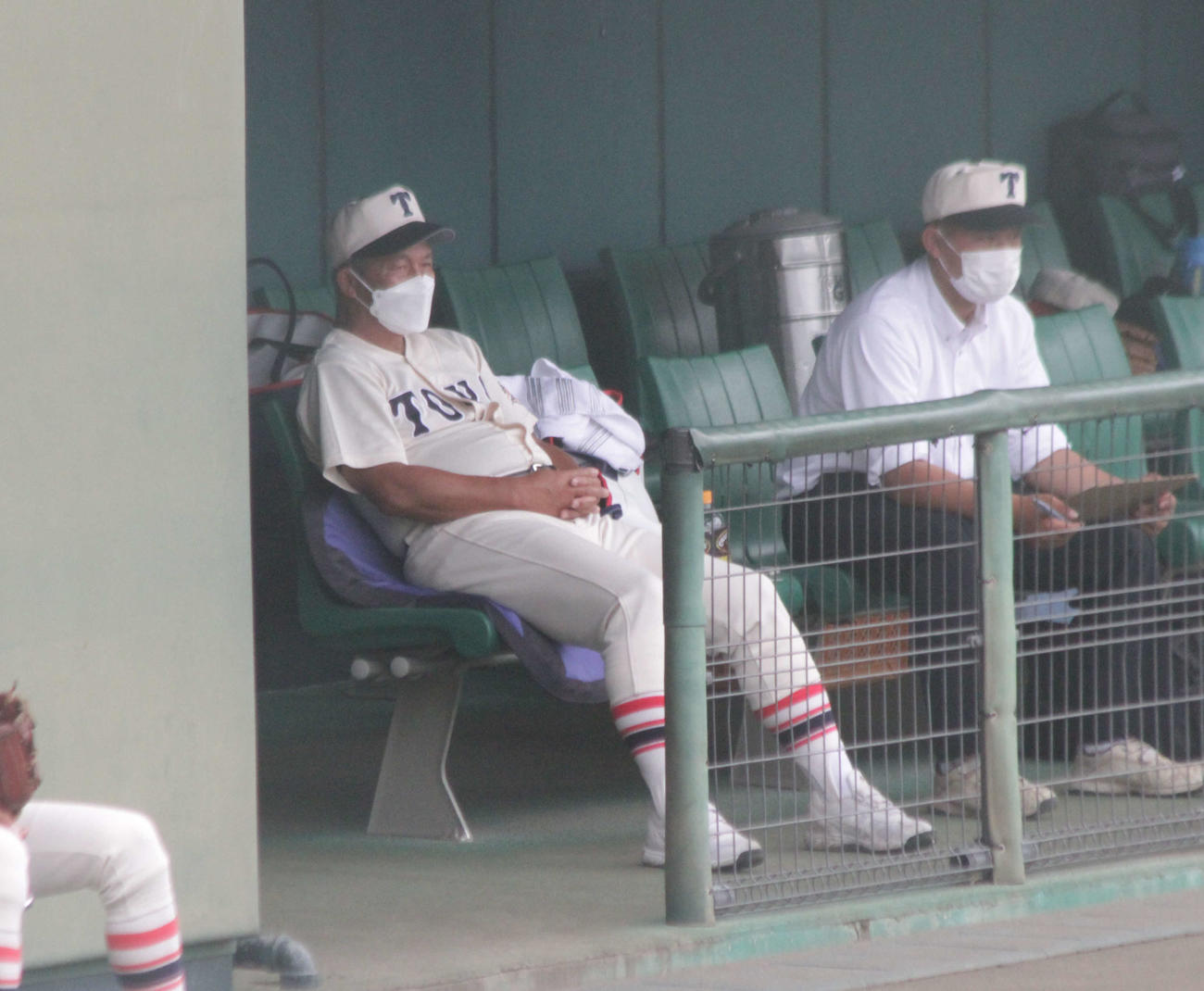 東洋大姫路の岡田龍生監督はどっしりとベンチから試合を見守った