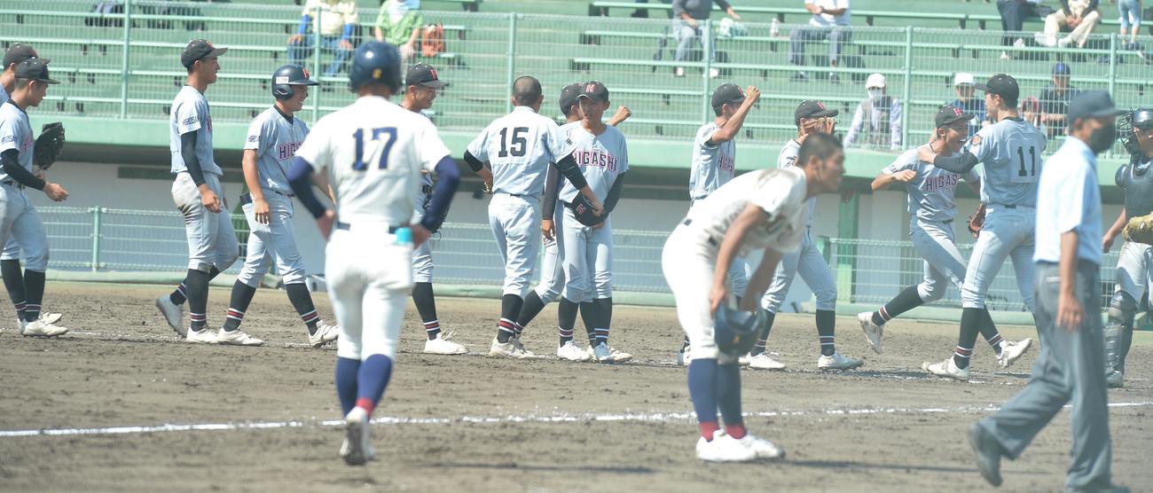 八戸学院光星対弘前東　試合に勝利し、笑顔を見せる弘前東ナイン（撮影・佐藤究）
