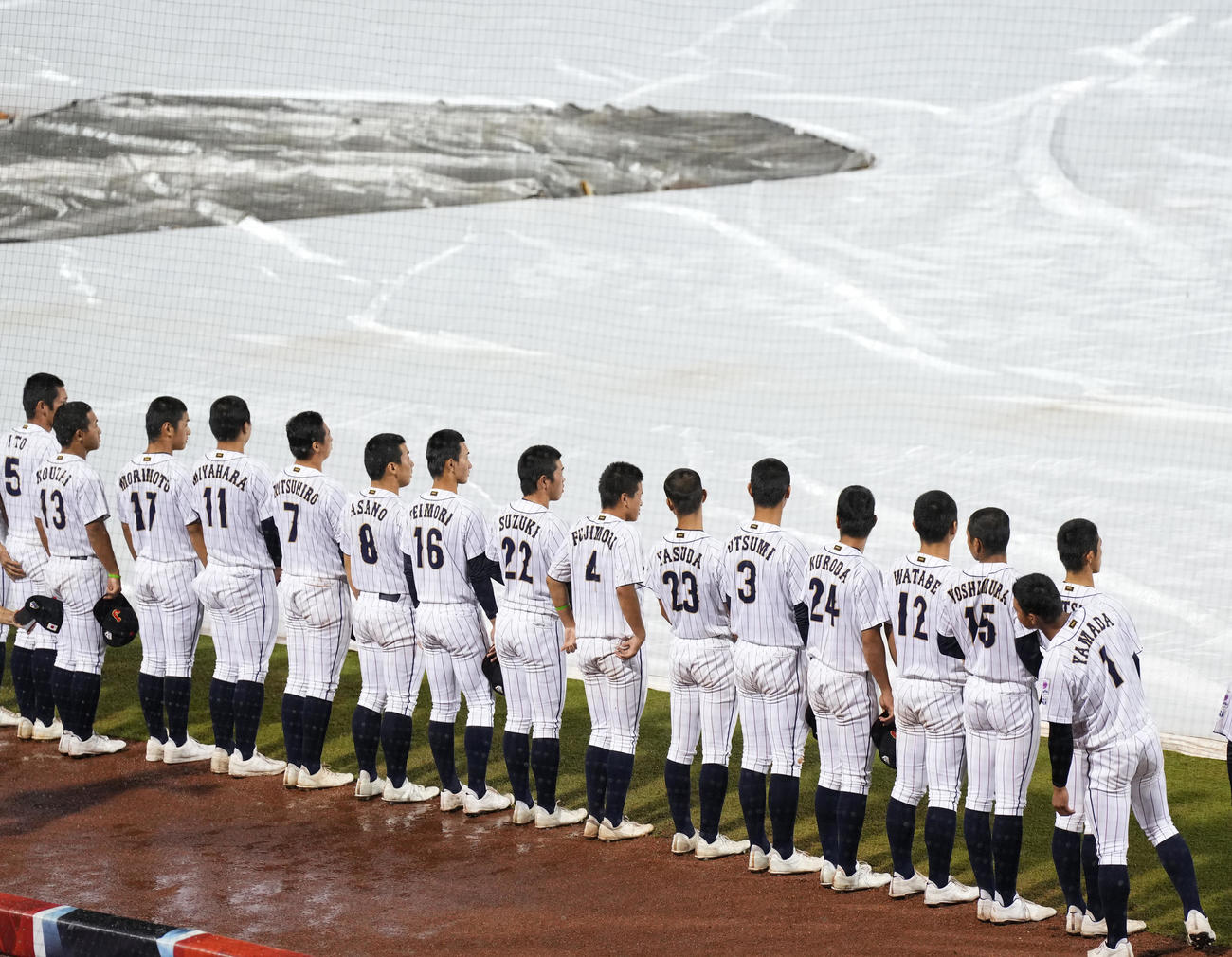 U18W杯スーパーラウンド日本対オランダ　ゲームセットとなりフィールドに整列する日本の選手たち（撮影・菅敏）