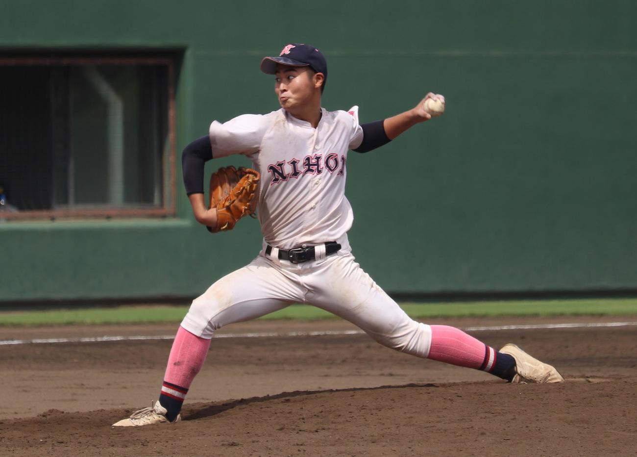 日大藤沢対相洋　先発し、力投する日大藤沢・佐藤（撮影・阿部泰斉）