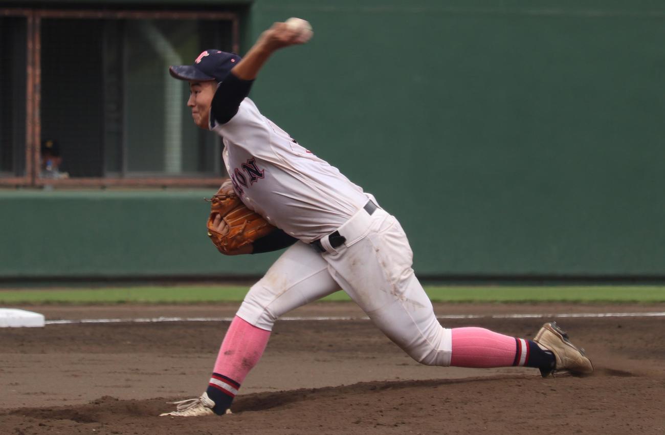 日大藤沢対相洋　先発し、力投する日大藤沢・佐藤（撮影・阿部泰斉）