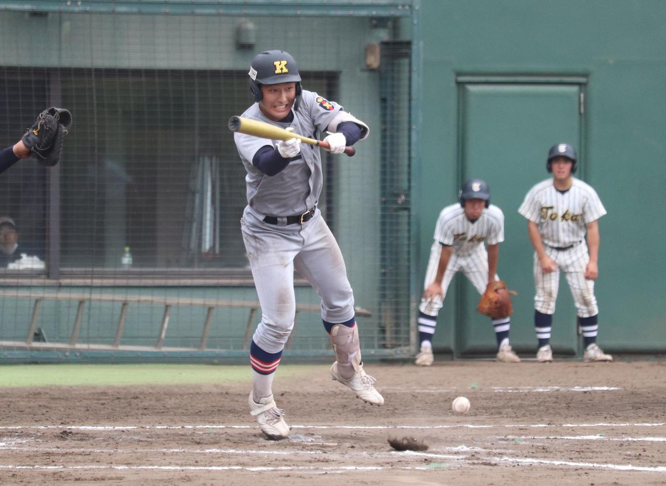 東海大相模対慶応　6回裏慶応1死二、三塁、投前へスクイズを決める清原（撮影・阿部泰斉）