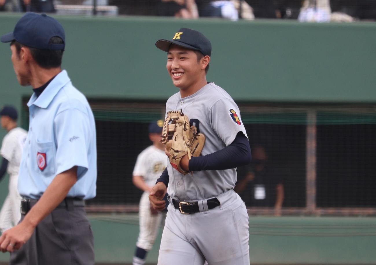 東海大相模対慶応　初回のピンチを乗り越え、笑顔の慶応・清原（撮影・阿部泰斉）