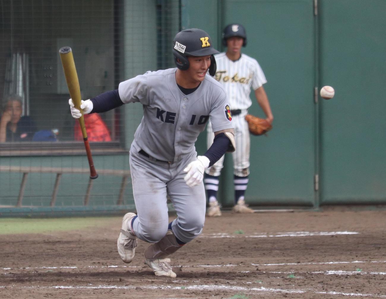 東海大相模対慶応　4回裏慶応無死二塁、犠打を決める清原（撮影・阿部泰斉）