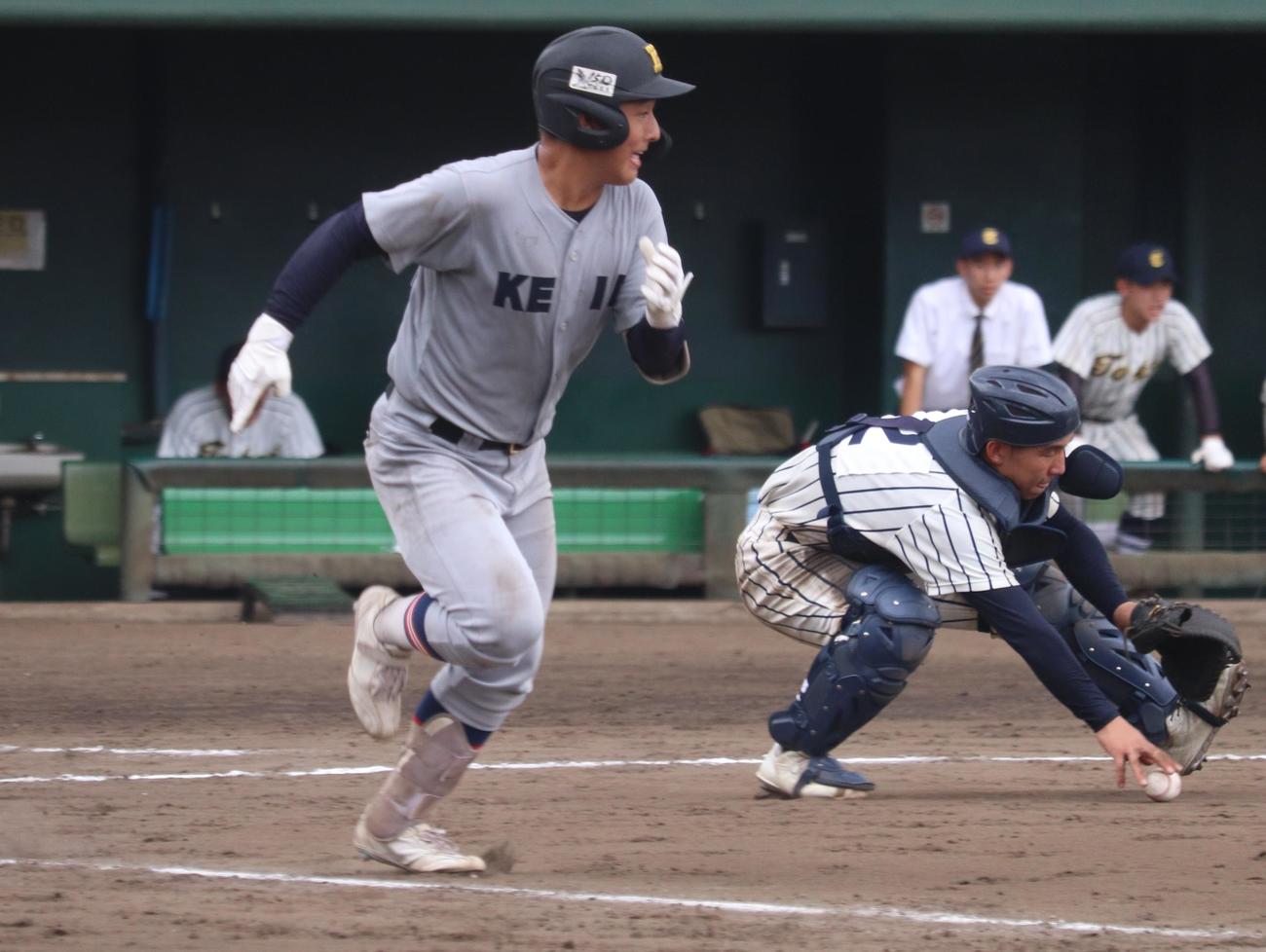 東海大相模対慶応　4回裏慶応無死二塁、犠打を決める清原（撮影・阿部泰斉）