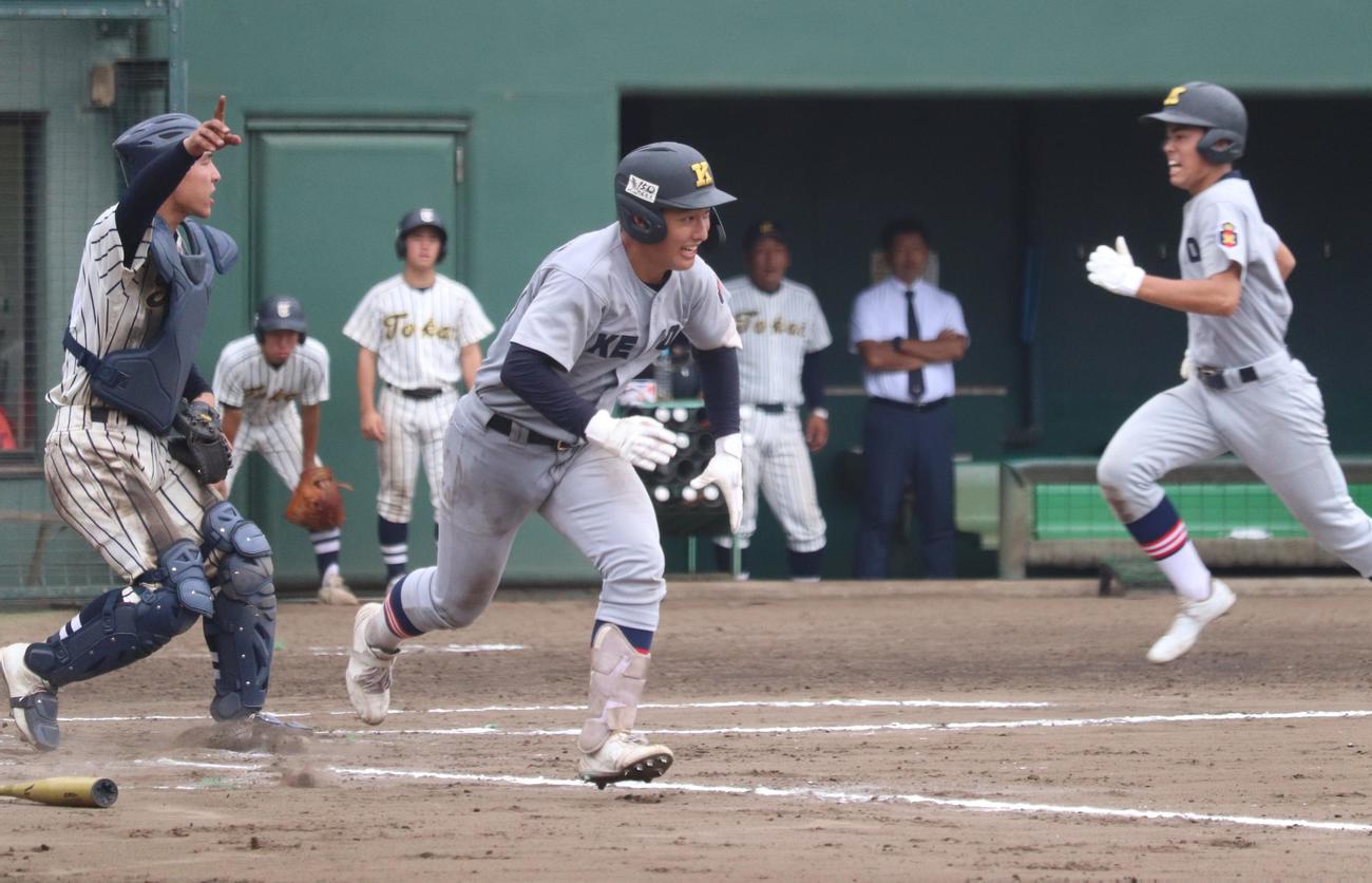 東海大相模対慶応　6回裏慶応1死二、三塁、投前へスクイズを決める清原（撮影・阿部泰斉）