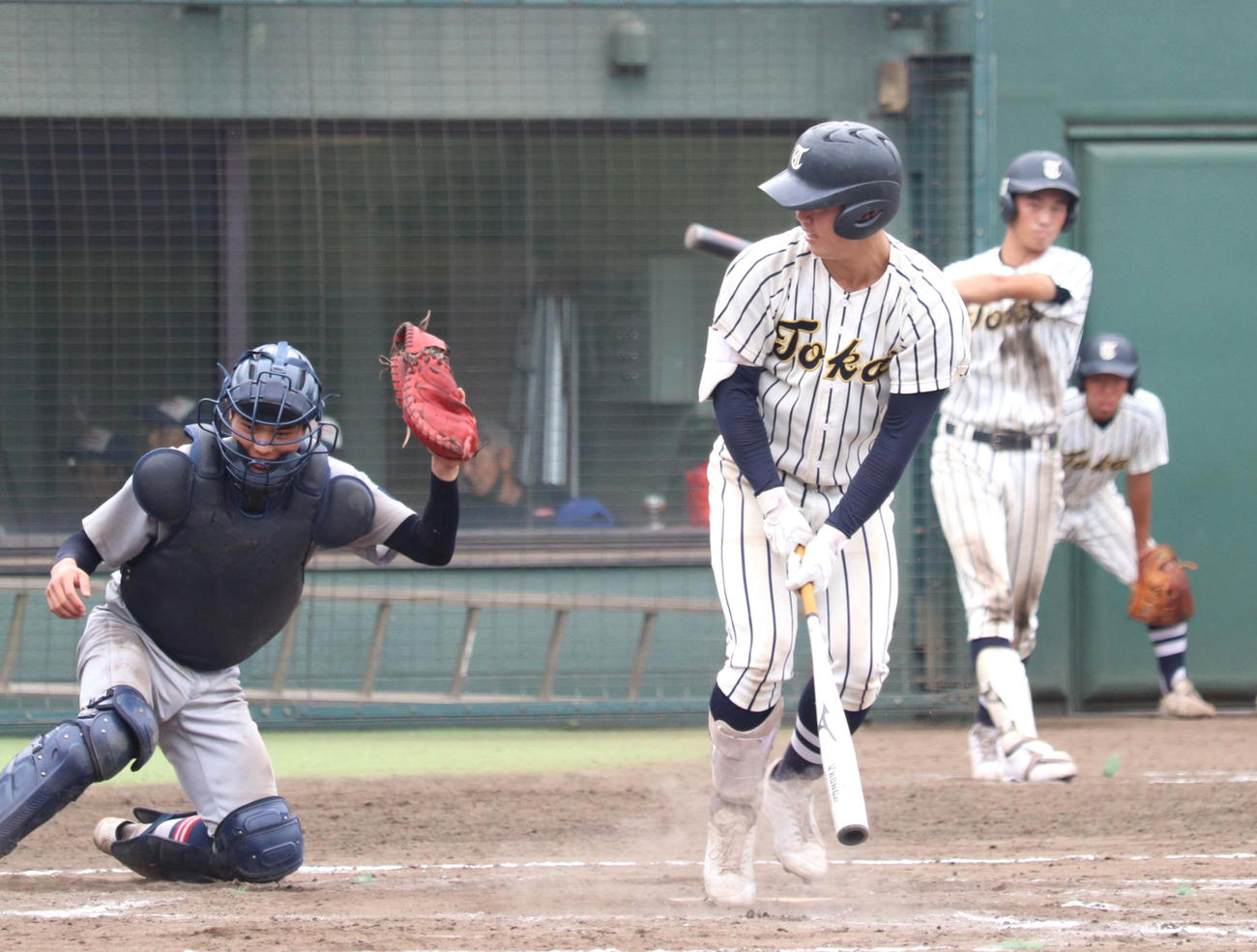 7回表東海大相模2死、空振り三振を喫する4番の板垣（撮影・阿部泰斉）