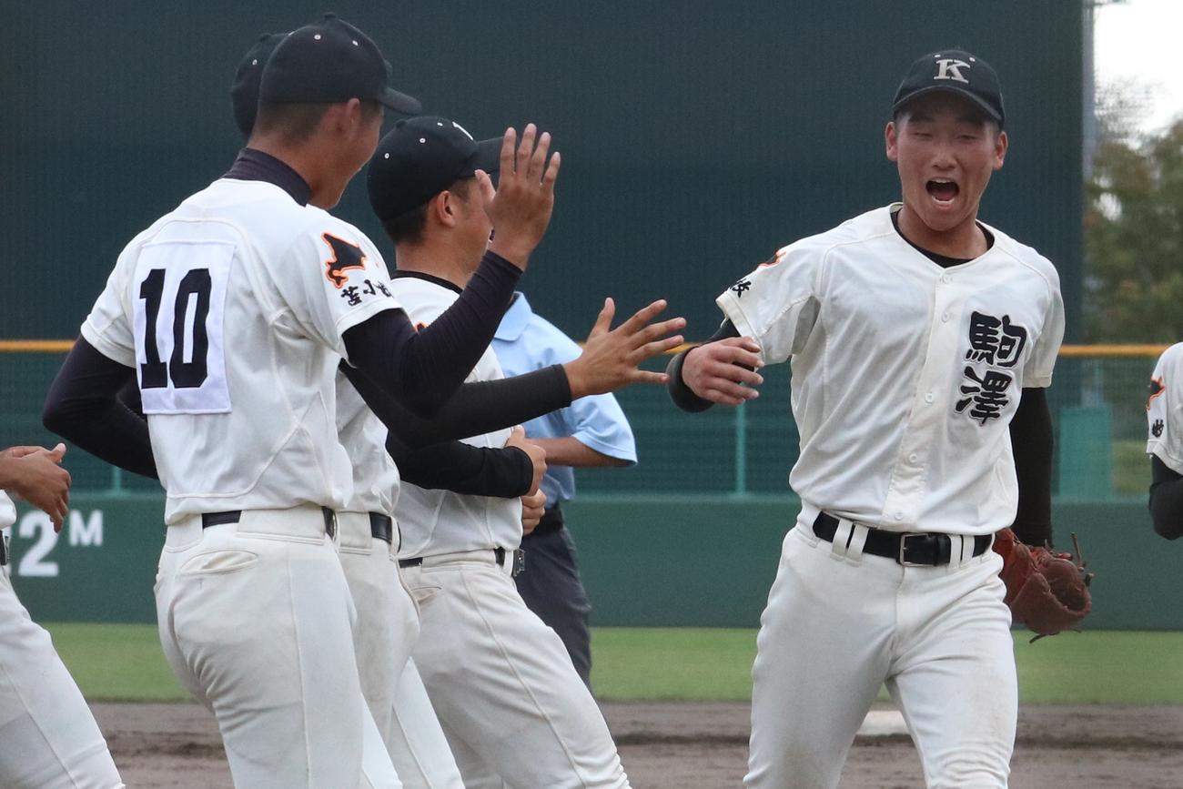 最後の打者を中飛に打ち取り、激励を受ける大森（右）（撮影・石井翔太）