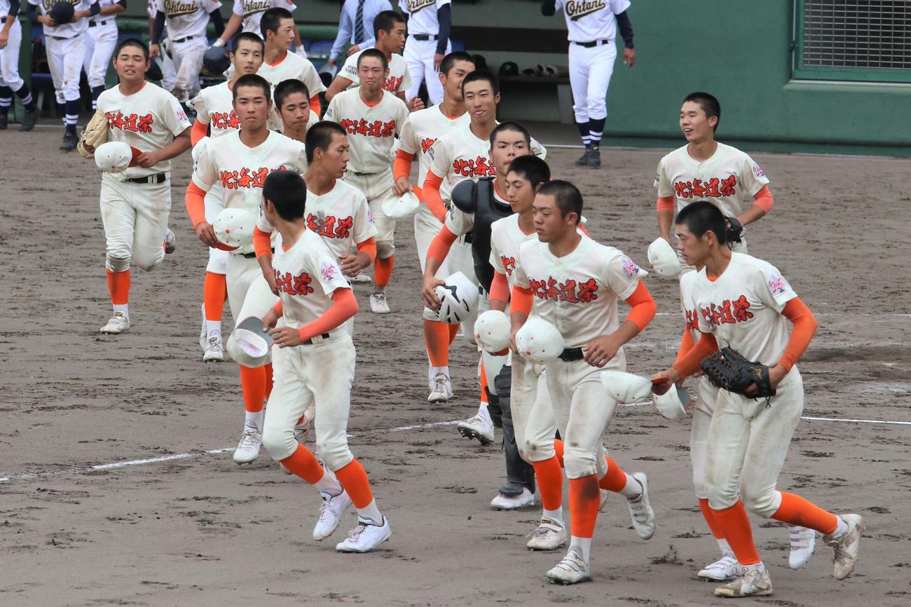 試合を終えて駆け出す北海道栄ナイン（撮影・石井翔太）