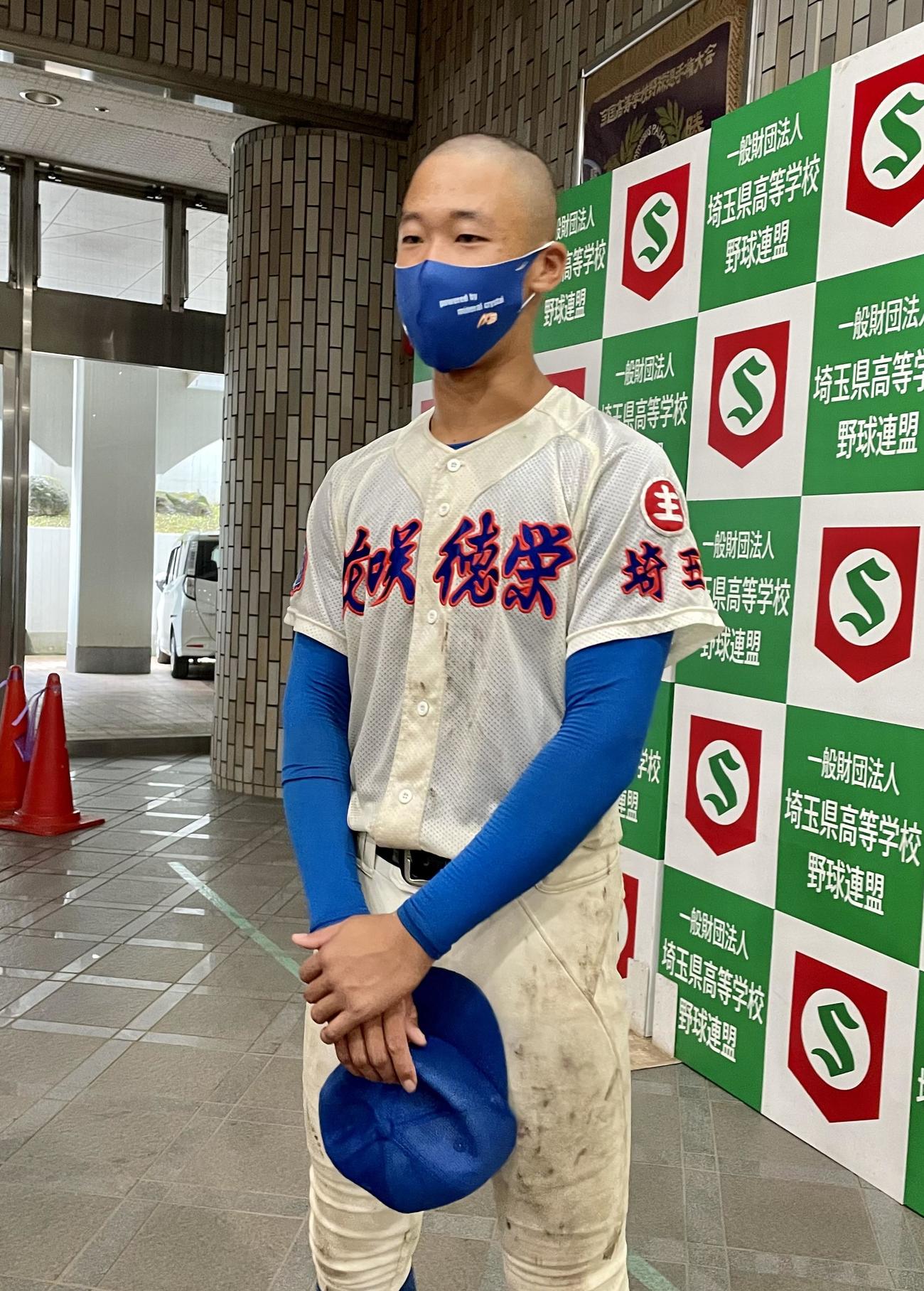 花咲徳栄対滑川総合　県大会初戦敗退し、悔しさをにじませる花咲徳栄・新井主将（撮影・保坂恭子）