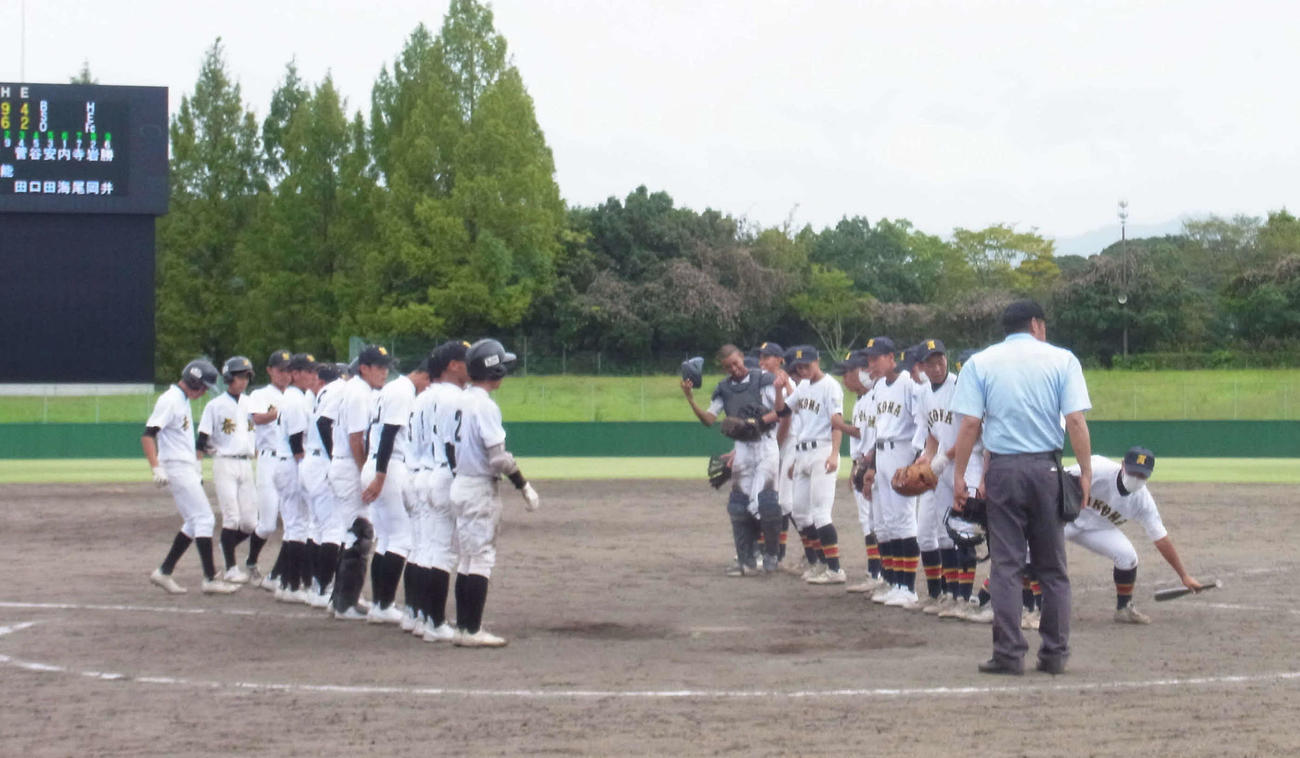 奈良戦に逆転勝ちした生駒ナイン（右）（撮影・堀まどか）