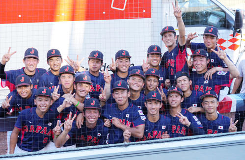 U18W杯3位決定戦で韓国に勝利し、笑顔を見せる日本の選手たち（撮影・菅敏）