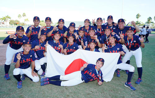 U18W杯で銅メダルを獲得し、笑顔で記念写真に納まる日本の選手たち（撮影・菅敏）