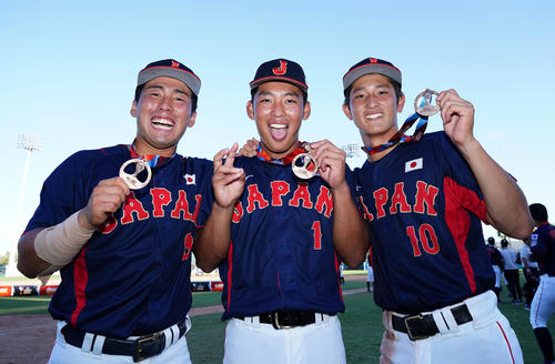 U18W杯で銅メダルを獲得し、笑顔で手にする、左から浅野、山田、松尾（撮影・菅敏）