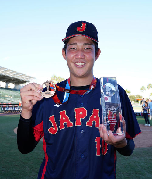 U18W杯で最優秀投手賞を獲得し、トロフィーを手に笑顔を見せる川原（撮影・菅敏）