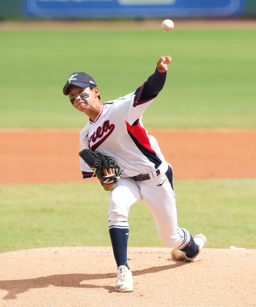 日本対韓国　韓国先発のファン・ジュンソ（撮影・菅敏）