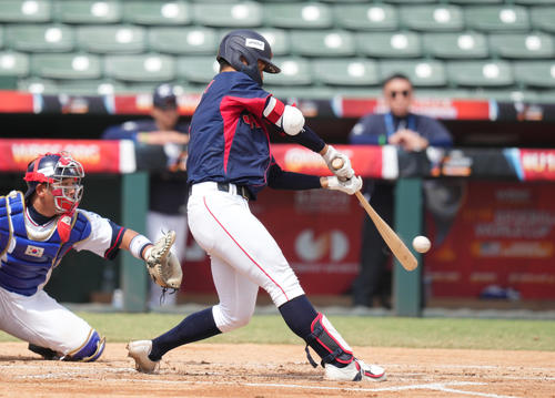 日本対韓国　1回表日本1死一、三塁、中前に先制の適時打を放つ内海（撮影・菅敏）
