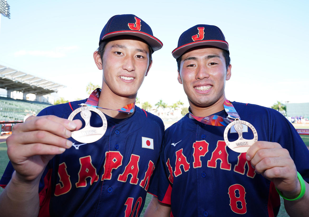U18W杯で銅メダルを獲得し、笑顔で手にする松尾（左）と浅野（撮影・菅敏）