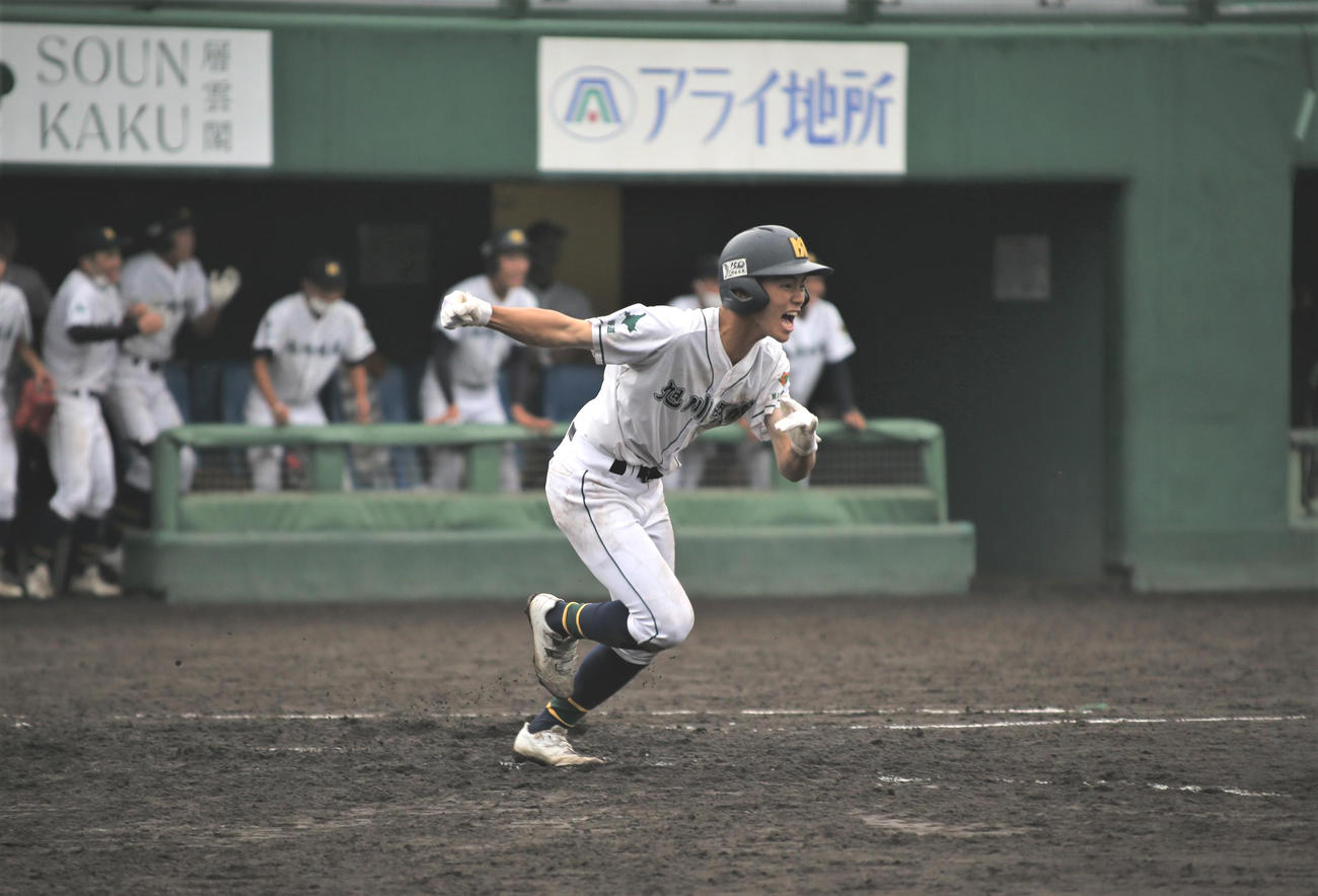 旭川明成対旭川大高　旭川明成の植木遊撃手は、1－1の延長10回表2死一、三塁の好機に決勝の右前適時打を放ちガッツポーズ