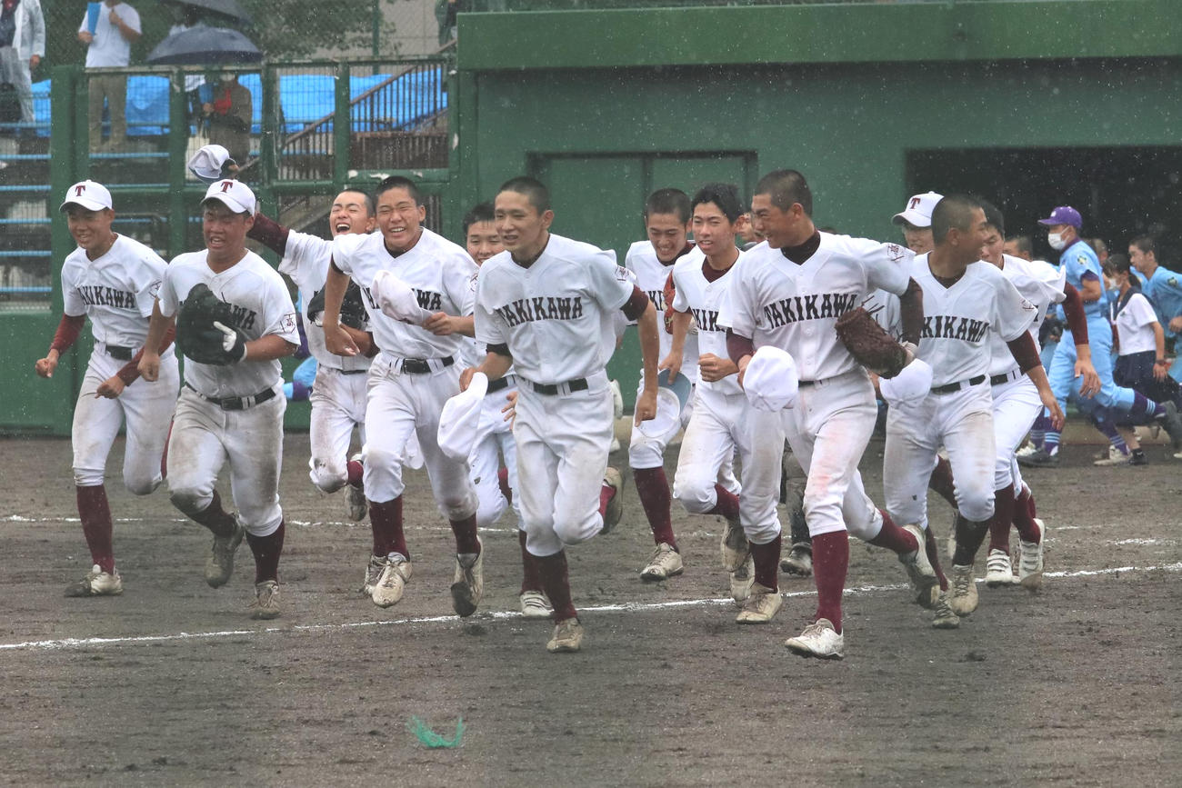 全道切符を決め駆け出す滝川ナイン（撮影・石井翔太）