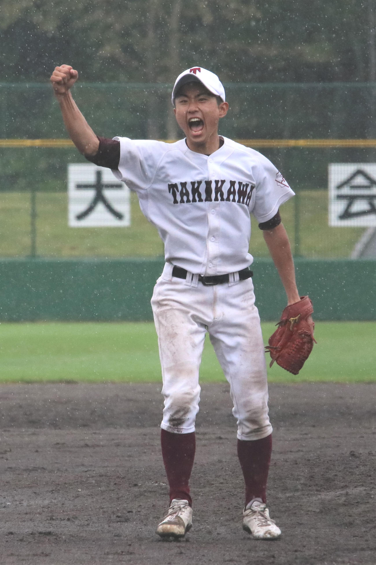 最後の打者を打ち取り雄たけびを上げる滝川の岡村（撮影・石井翔太）