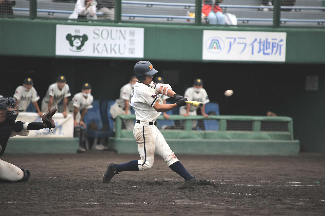 旭川龍谷対旭川実　8回裏旭川龍谷1死一、三塁、旭川龍谷の多羽田は、決勝の左中間2点適時二塁打を放つ