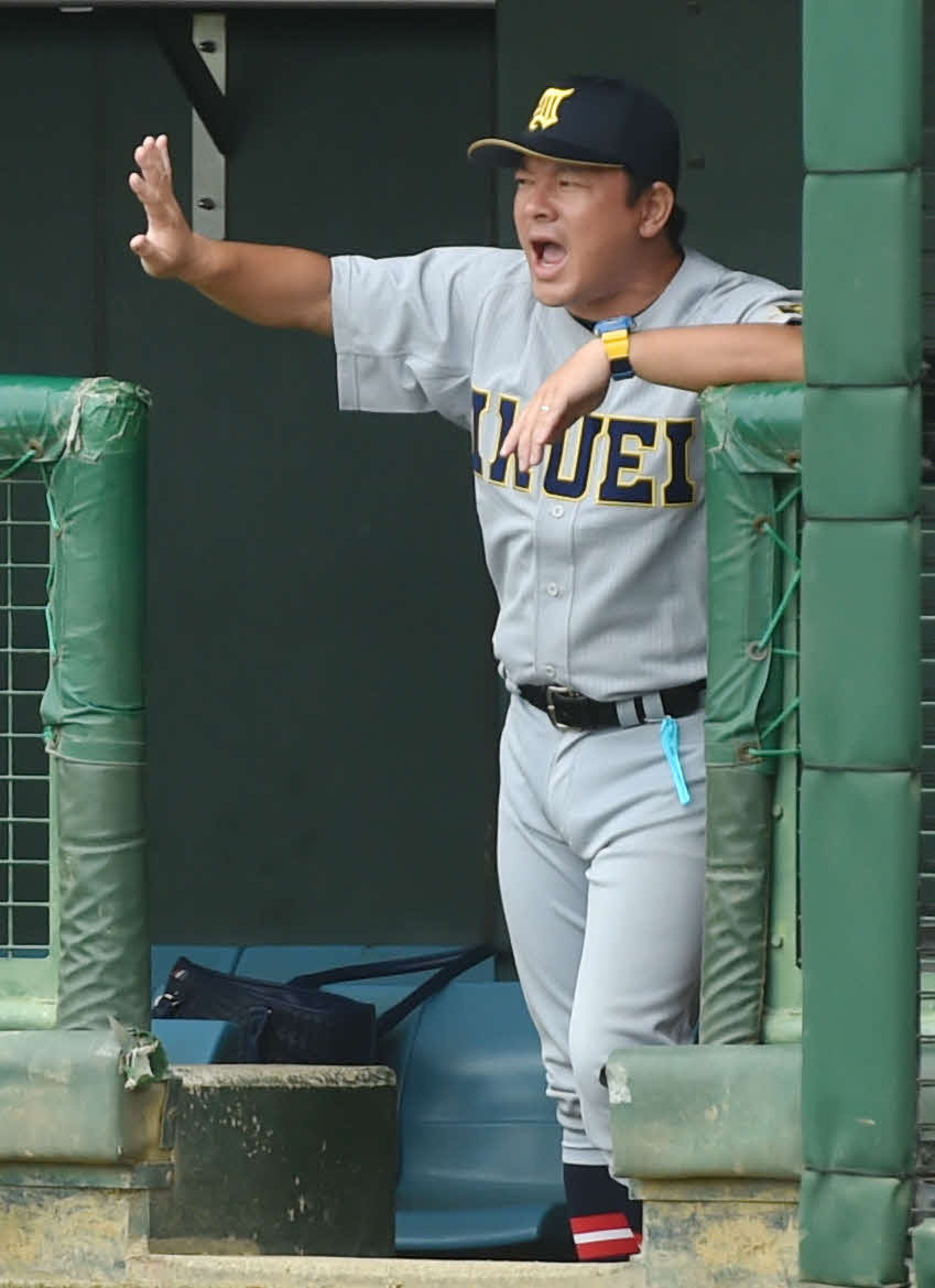 仙台商対仙台育英　2回表仙台商1死満塁、野手陣に指示を与える仙台育英・須江監督（撮影・相沢孔志）