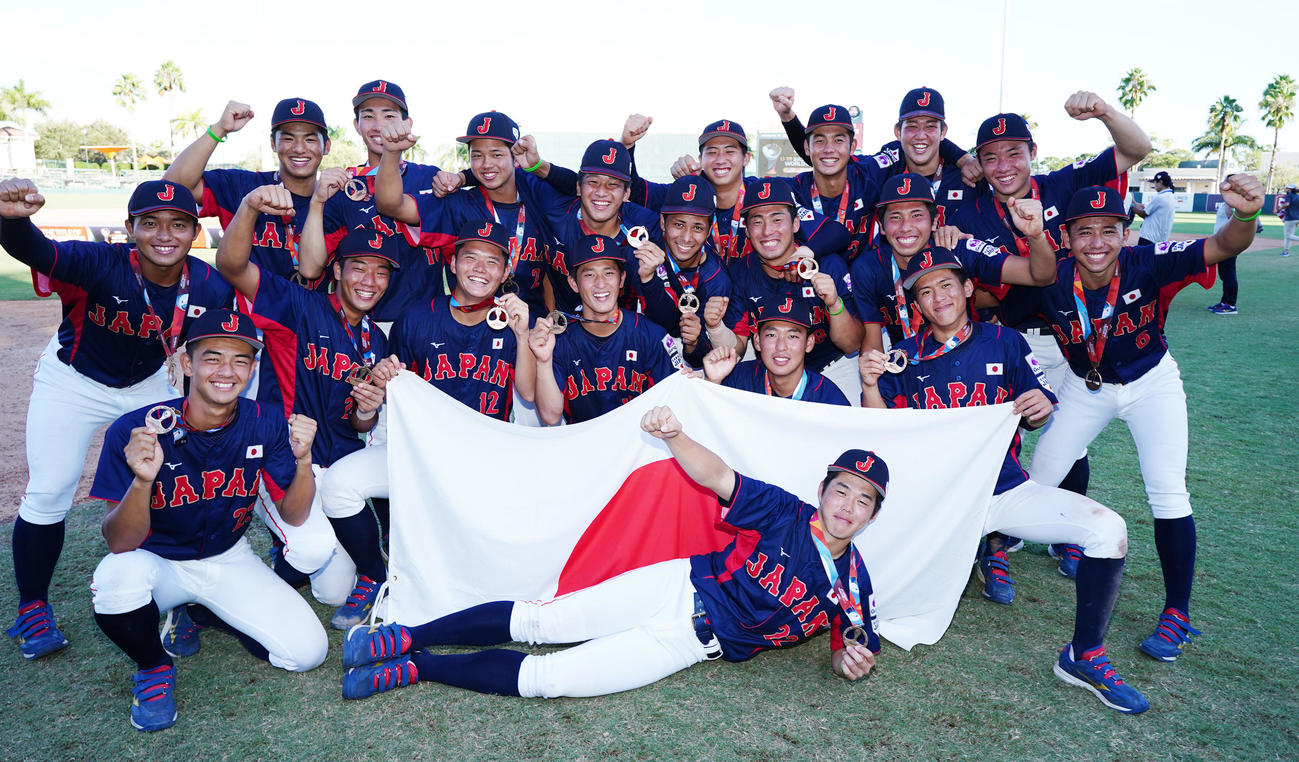 U18W杯で銅メダルを獲得し、笑顔で記念写真に納まる日本の選手たち（撮影・菅敏）