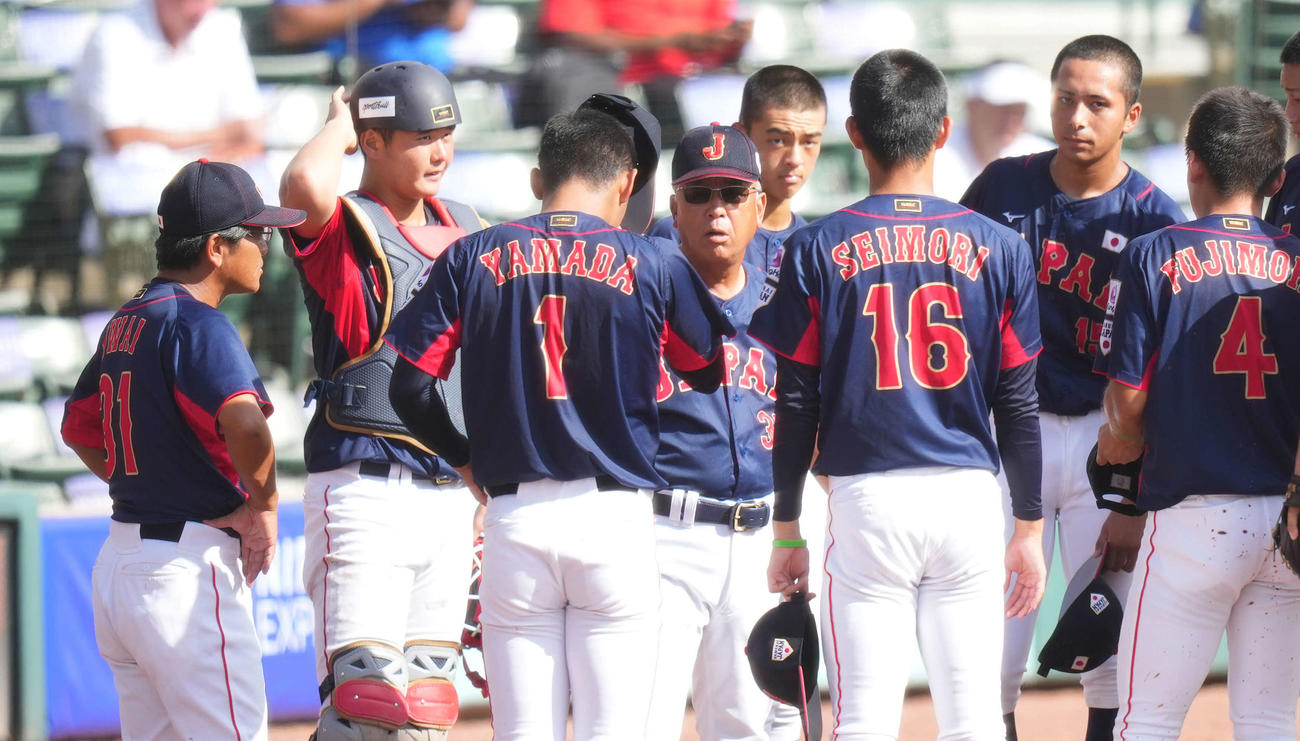 スーパーラウンドの日本対米国　5回の守備を終えた選手に話し掛ける馬淵監督（中央）（撮影・菅敏）