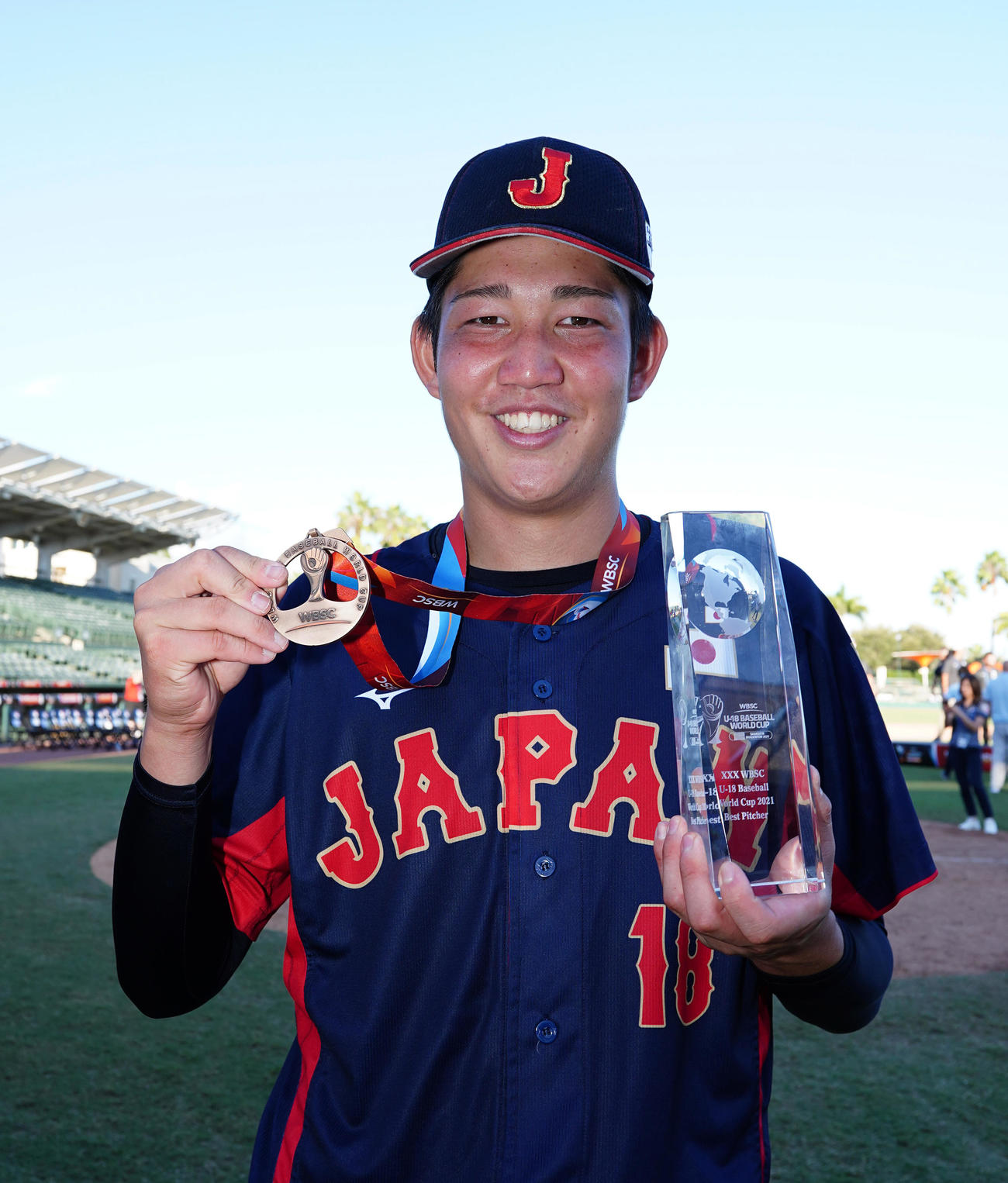 U18W杯で最優秀投手賞を獲得し、トロフィーを手に笑顔を見せる川原（撮影・菅敏）