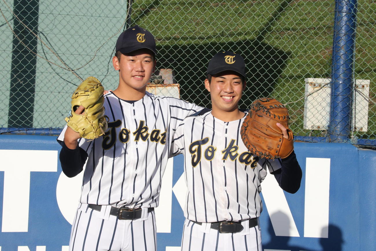 プロ志望届をそろって提出した東海大札幌の門別投手（左）と唐川捕手は肩を組んで笑顔を見せる
