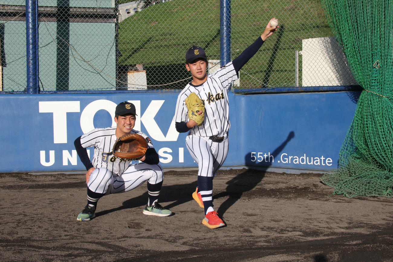 東海大札幌の門別投手（右）と唐川捕手は、2人並んでそれぞれのポーズを取る
