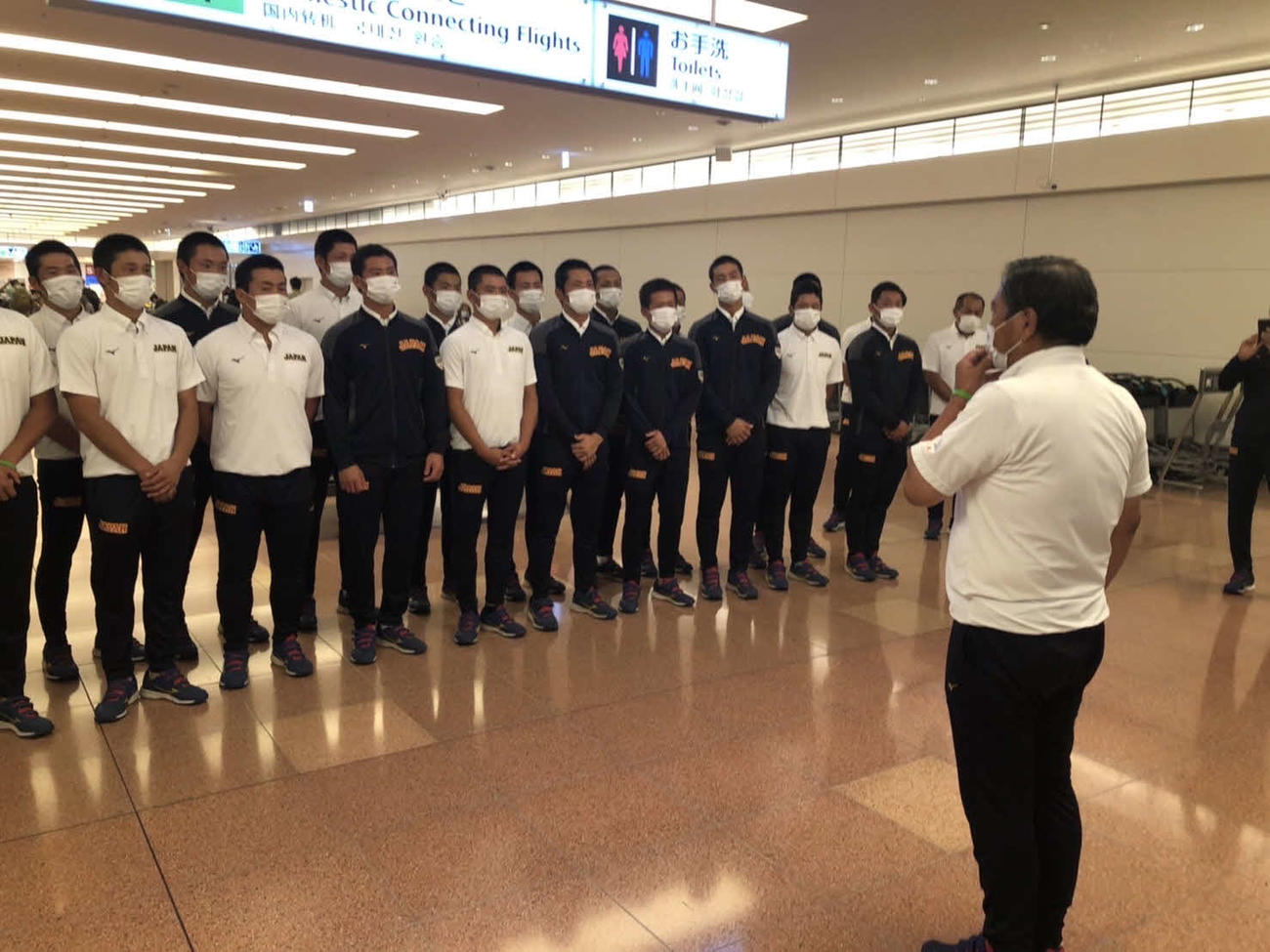 帰国し日本チーム団長で日本高野連・宝馨会長（手前）のあいさつに耳を傾ける高校日本代表（代表撮影）