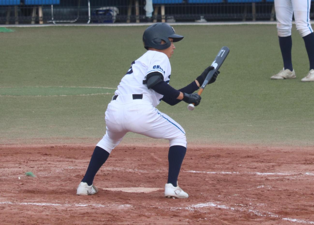 東京学館浦安対市銚子　8回表東京学館浦安1死二、三塁、セーフティースクイズを決める谷（撮影・阿部泰斉）