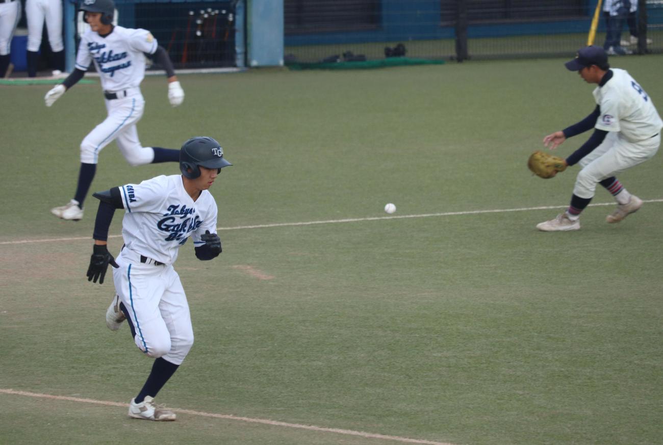 東京学館浦安対市銚子　8回表東京学館浦安1死二、三塁、セーフティースクイズを決める谷（左手前）（撮影・阿部泰斉）