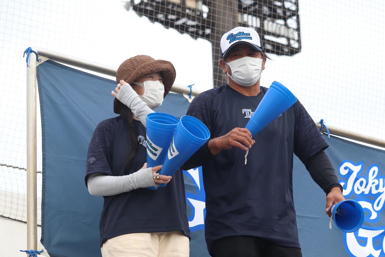 東京学館浦安対市銚子　笑顔でメガホンを叩いて応援する谷亮子氏（左）と佳知氏（撮影・阿部泰斉）