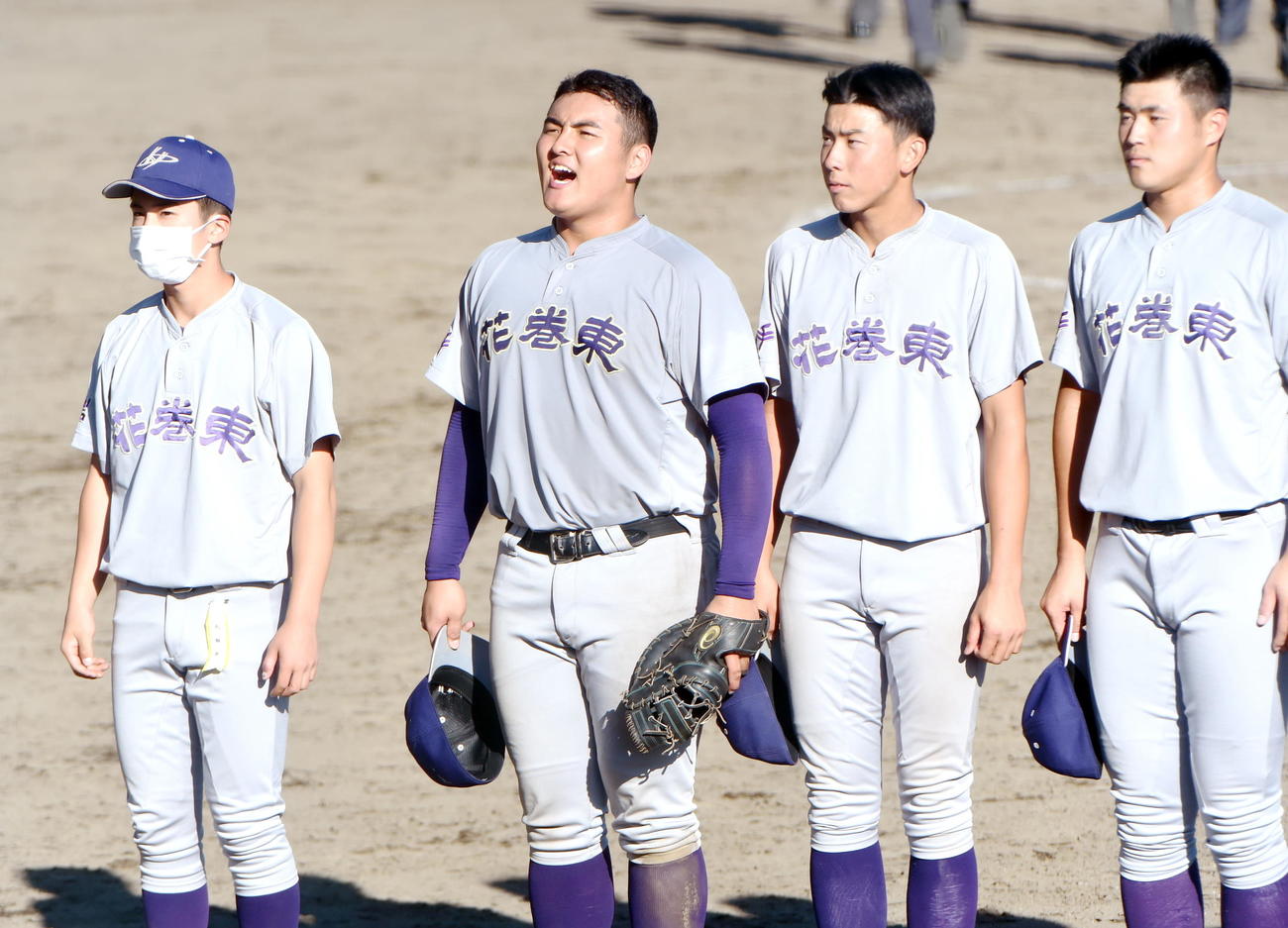 一関学院対花巻東　4強入りを決めて応援席にあいさつする佐々木麟（左から2人目）ら花巻東ナイン（撮影・山田愛斗）