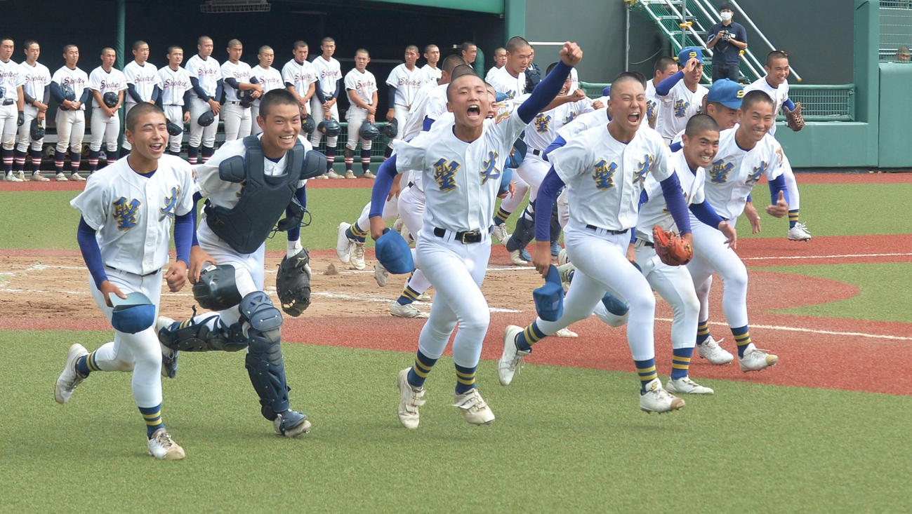 試合に勝利し、笑顔を見せる聖光学院ナイン（撮影・佐藤究）