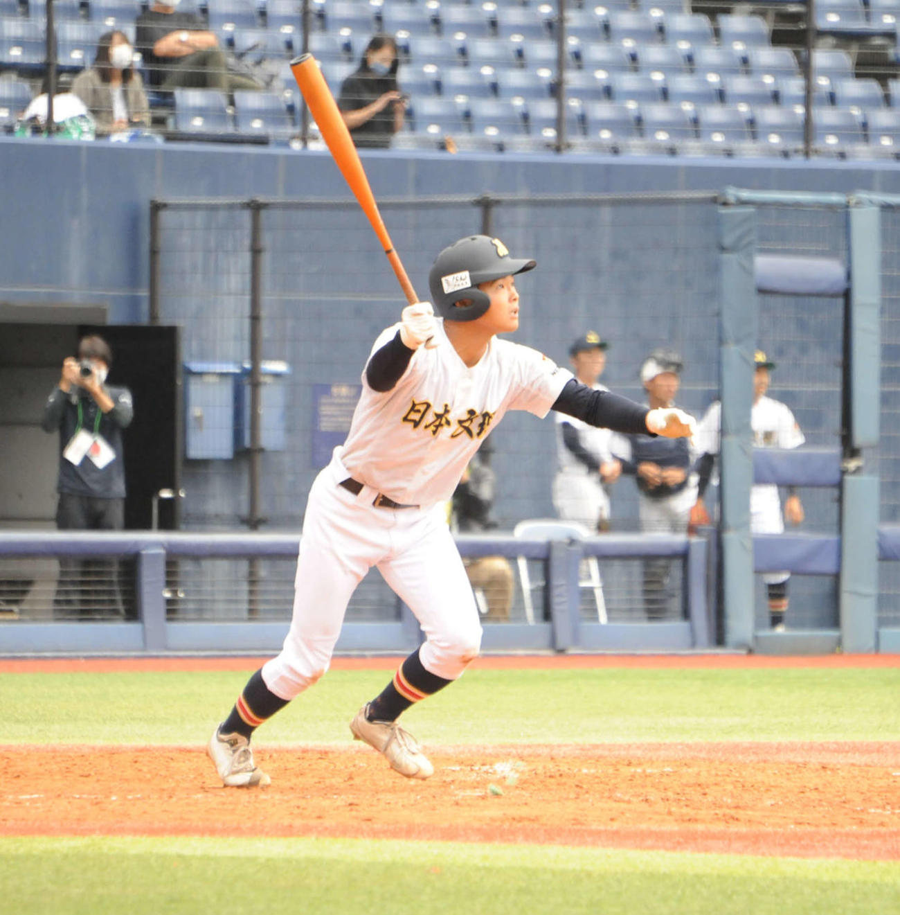 4回裏無死二塁、右翼に2ラン本塁打を放つ日本文理・宇野