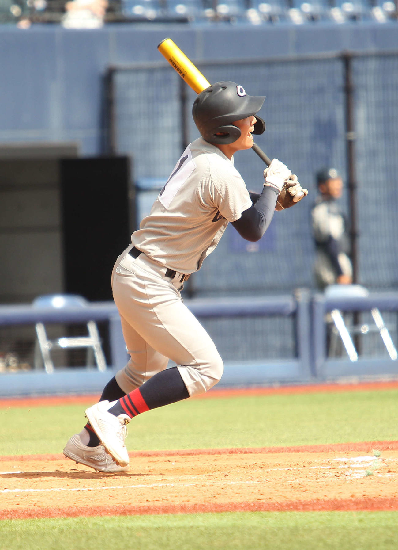 2回2死一、二塁、中越え三塁打を放つ中越・野本