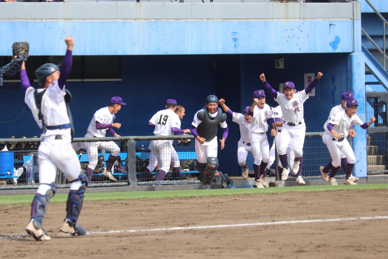 今年、春夏連続甲子園出場の明秀学園日立を破り、ベンチからガッツポーズで飛び出してくる藤代の選手たち（撮影・保坂淑子）