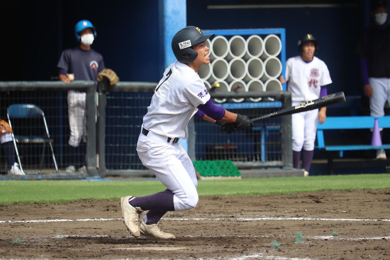 3回、2死二塁から先制の右前適時打を放った木村の打撃（撮影・保坂淑子）