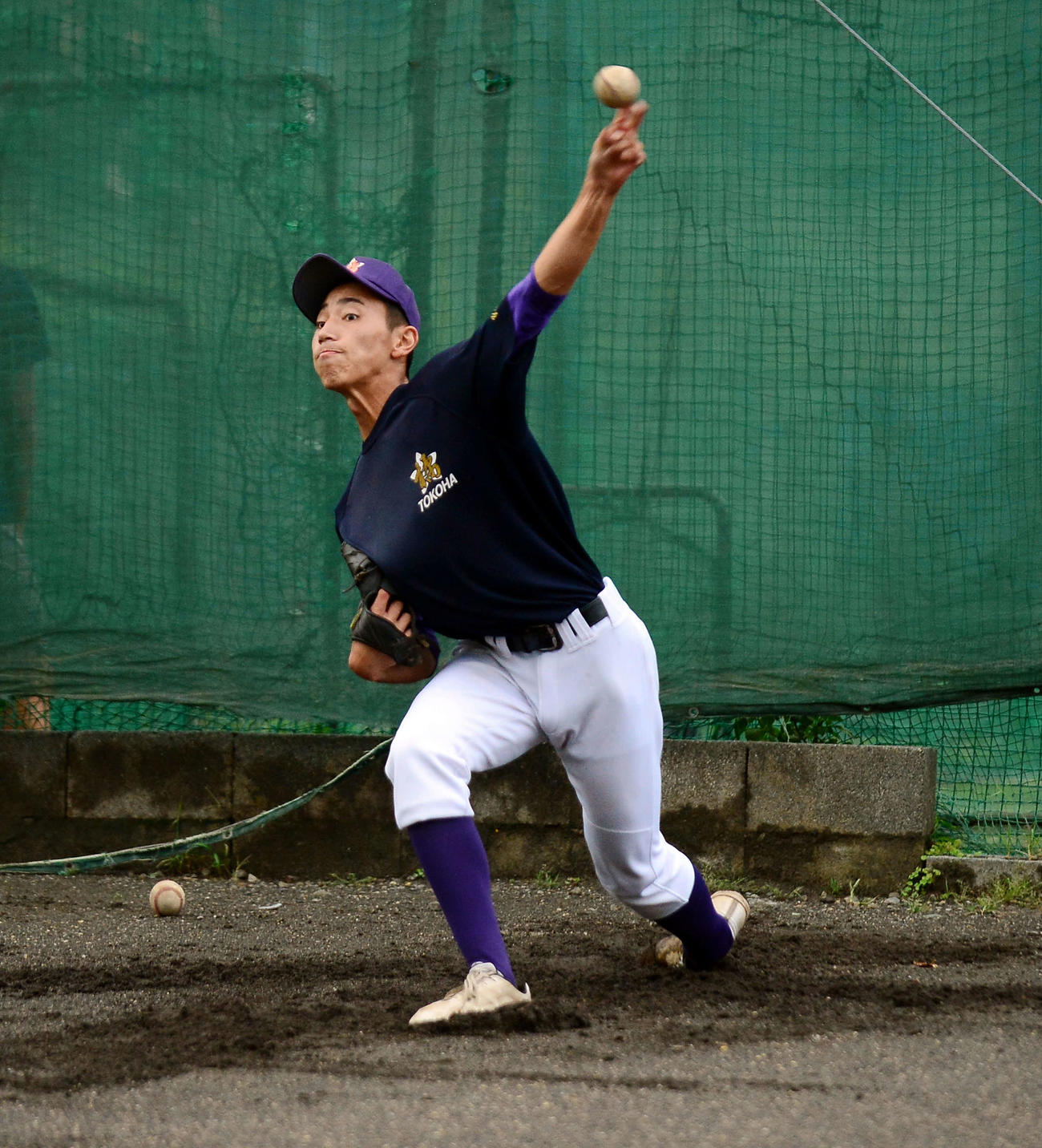 ブルペンで力強い球を投げ込む常葉大橘・杉田